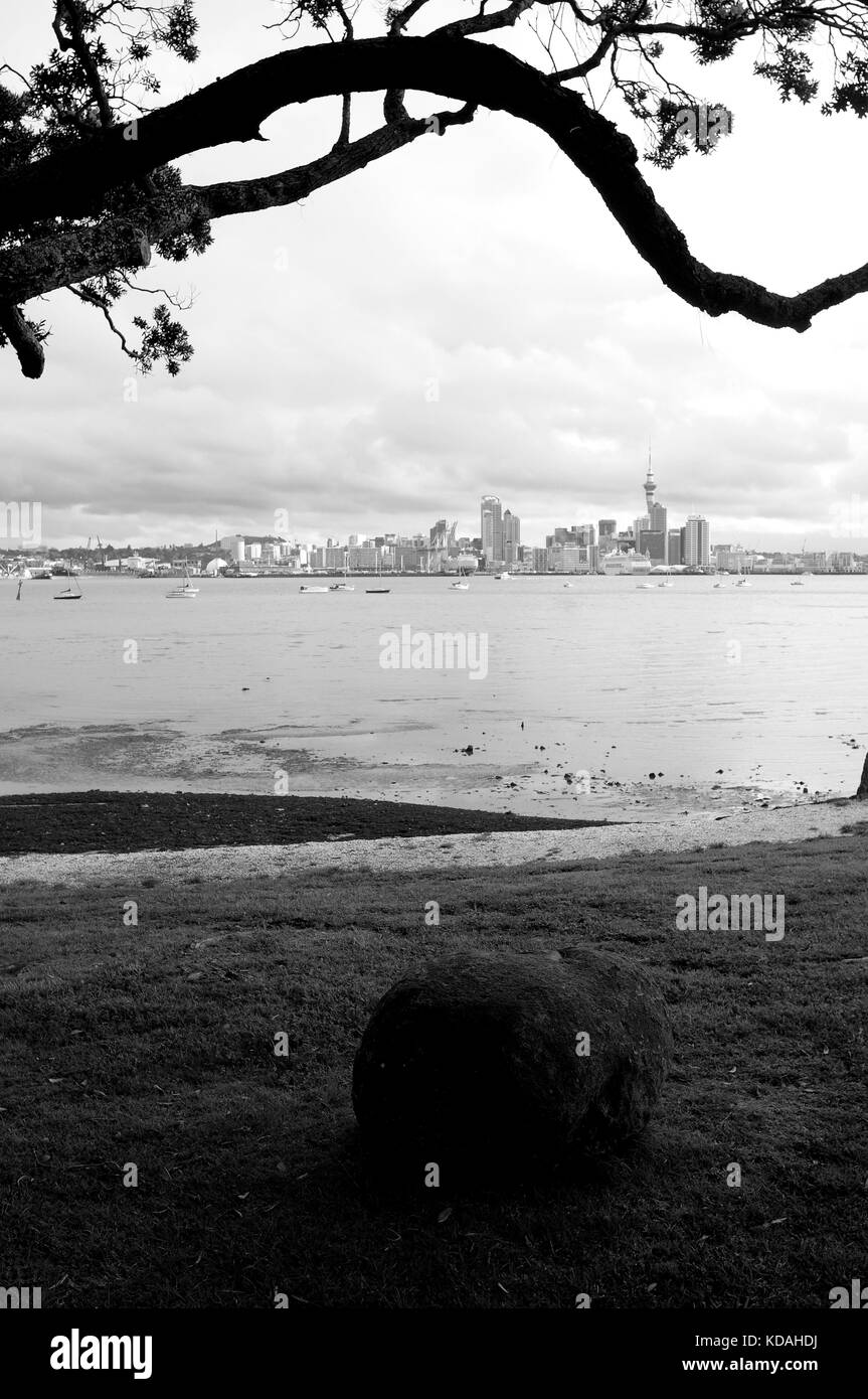 La skyline di Auckland visto da Stanley bay Foto Stock