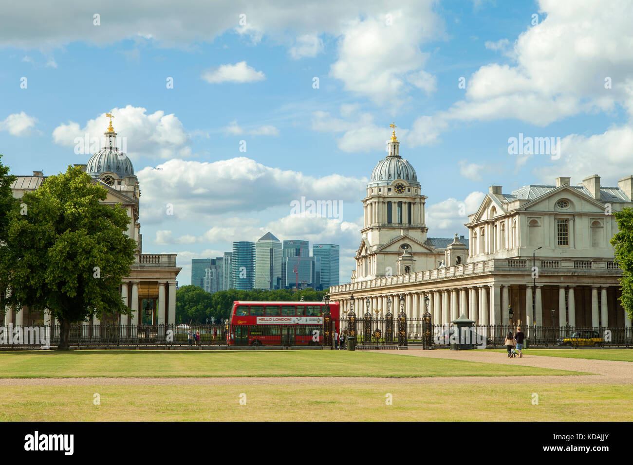 Greenwich Naval college con red bus londinese. Vista dal parco della vecchia Londra e New London Foto Stock