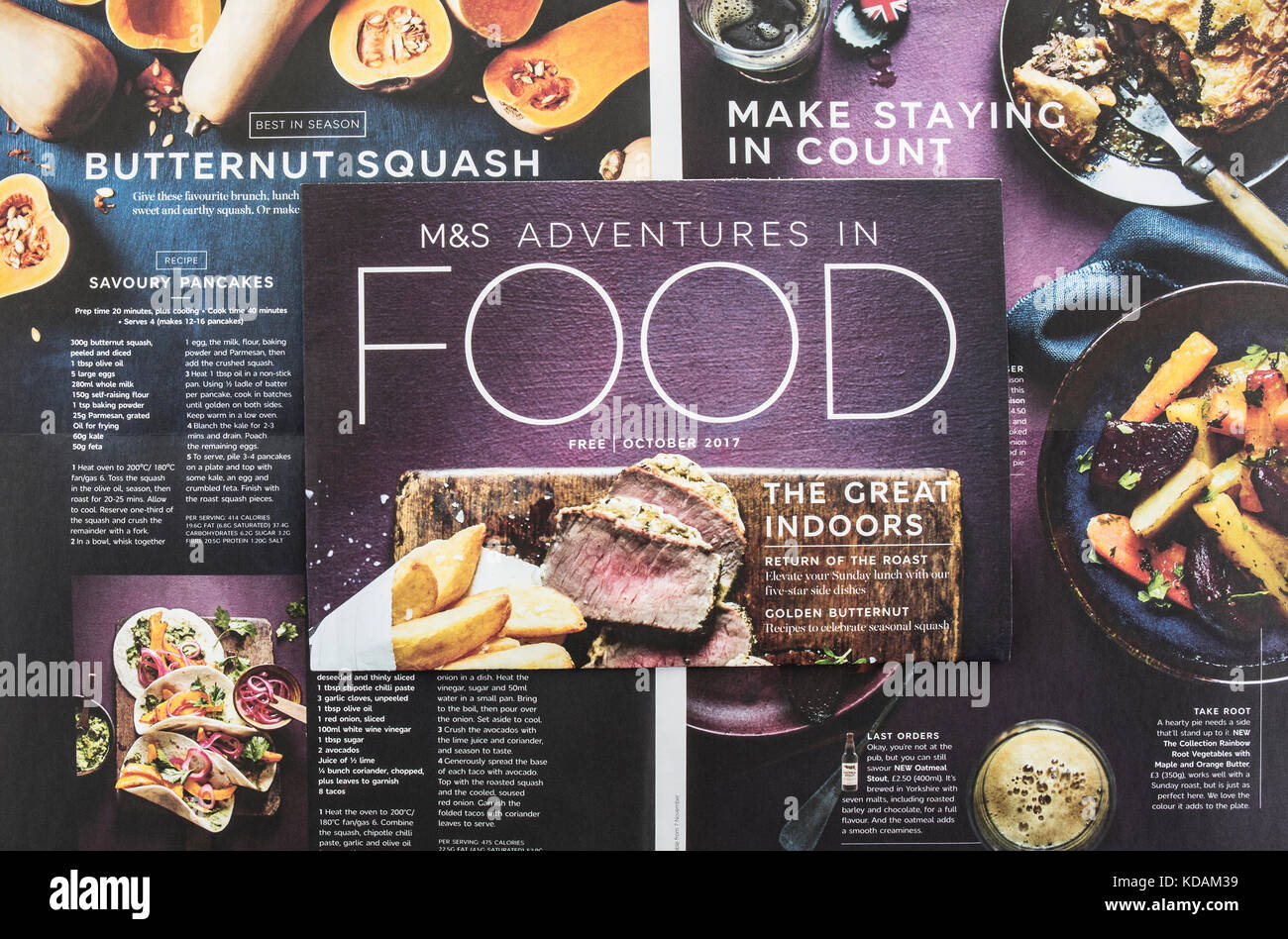 Swindon, Regno Unito - 11 ottobre 2017: Marks e Spencer adventures in food magazine Foto Stock