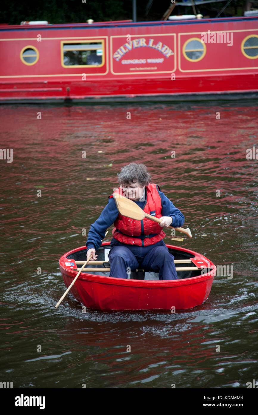 Coracle su un canale DEL REGNO UNITO, confini Gallese Foto Stock