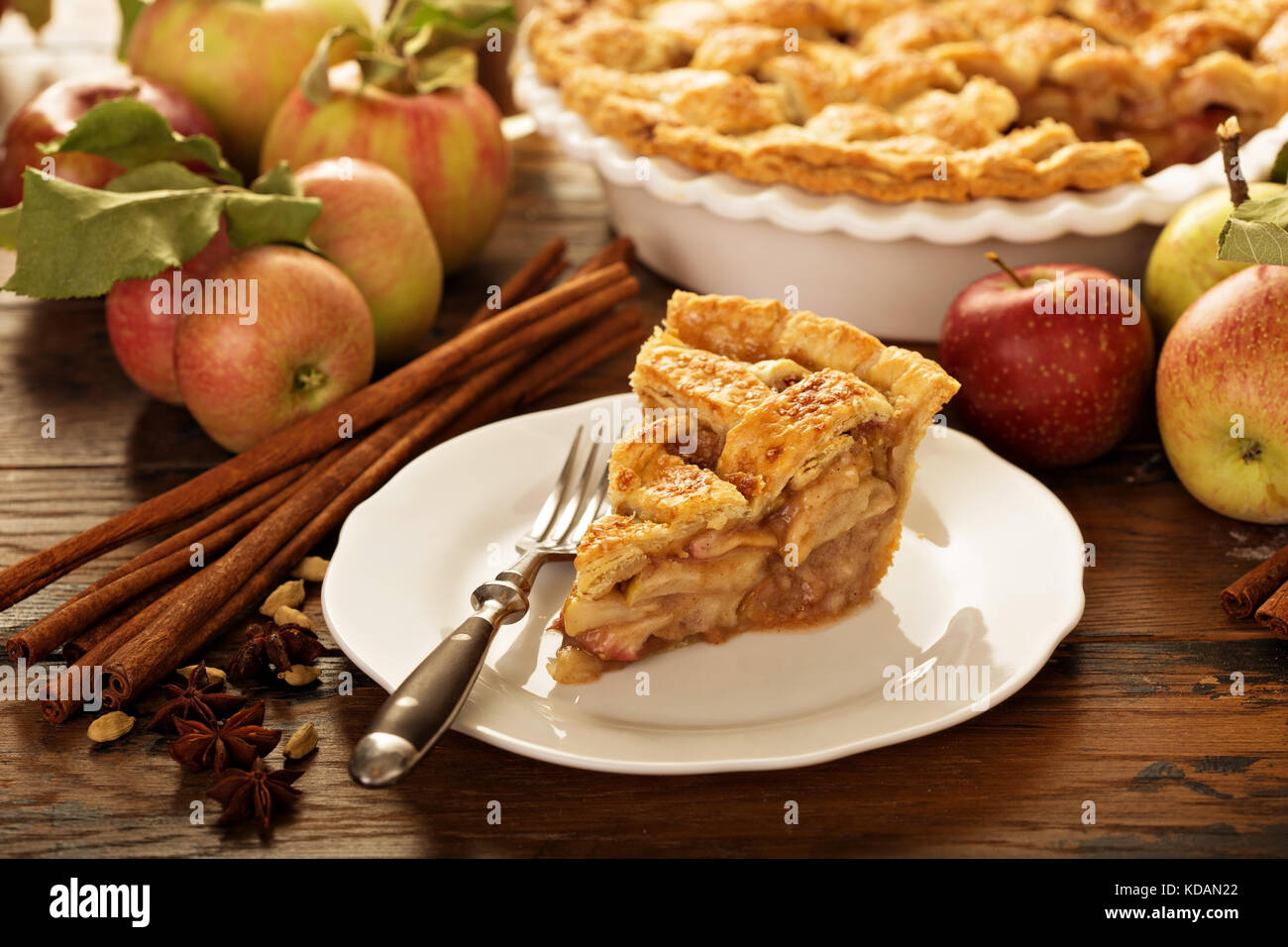 Pezzo di una fetta di torta di mele su una piastra Foto Stock