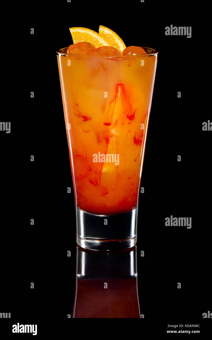 Cocktail con succo di arancia, di vodka e di sciroppo di fragola Foto stock  - Alamy