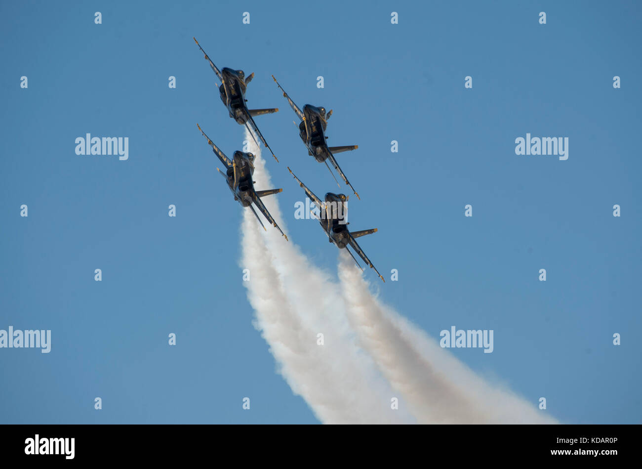 Marina degli Stati Uniti "Blue Angels" Team di dimostrazione volare in formazione durante la loro dimostrazione di antenna al 2017 Breitling Huntington Beach Air Show Foto Stock