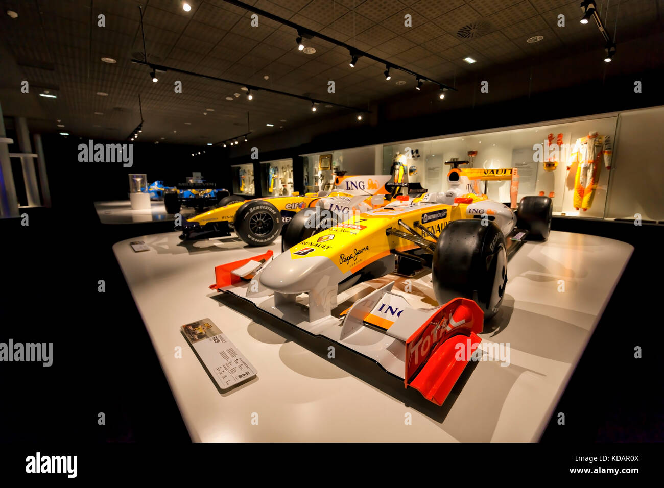 Renaults di F1 con cui ha gareggiato Fernando Alonso negli anni 2008 e 2009, e alla fine, le due renaults con le quali è diventato campione del mondo Foto Stock