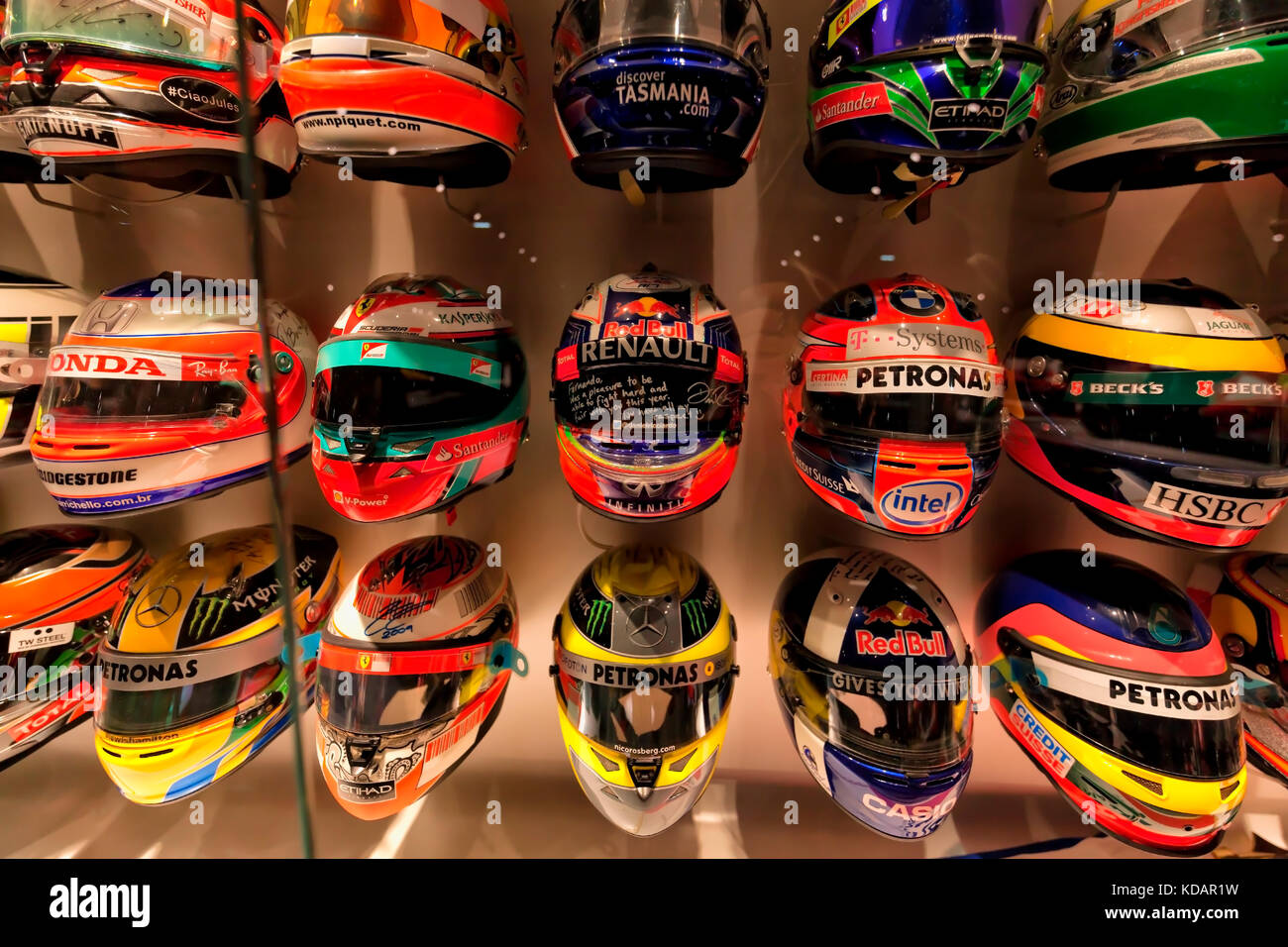 Collezione di caschi di altri piloti con i quali Fernando Alonso ha  scambiato la sua. fotografia scattata in ottobre, 2017 a fernando alonso  museum di spai Foto stock - Alamy