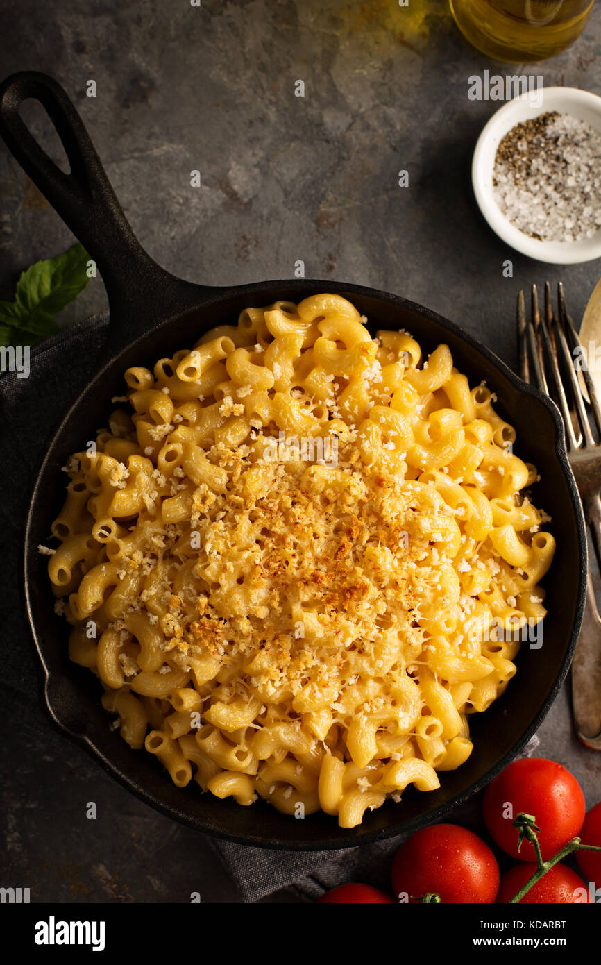 Mac e formaggio in una ghisa pan Foto Stock