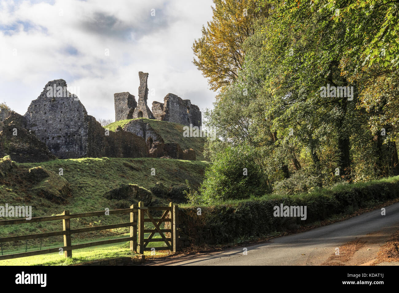 Castello di Okehampton, Dartmoor, Devon, Inghilterra, Regno Unito Foto Stock