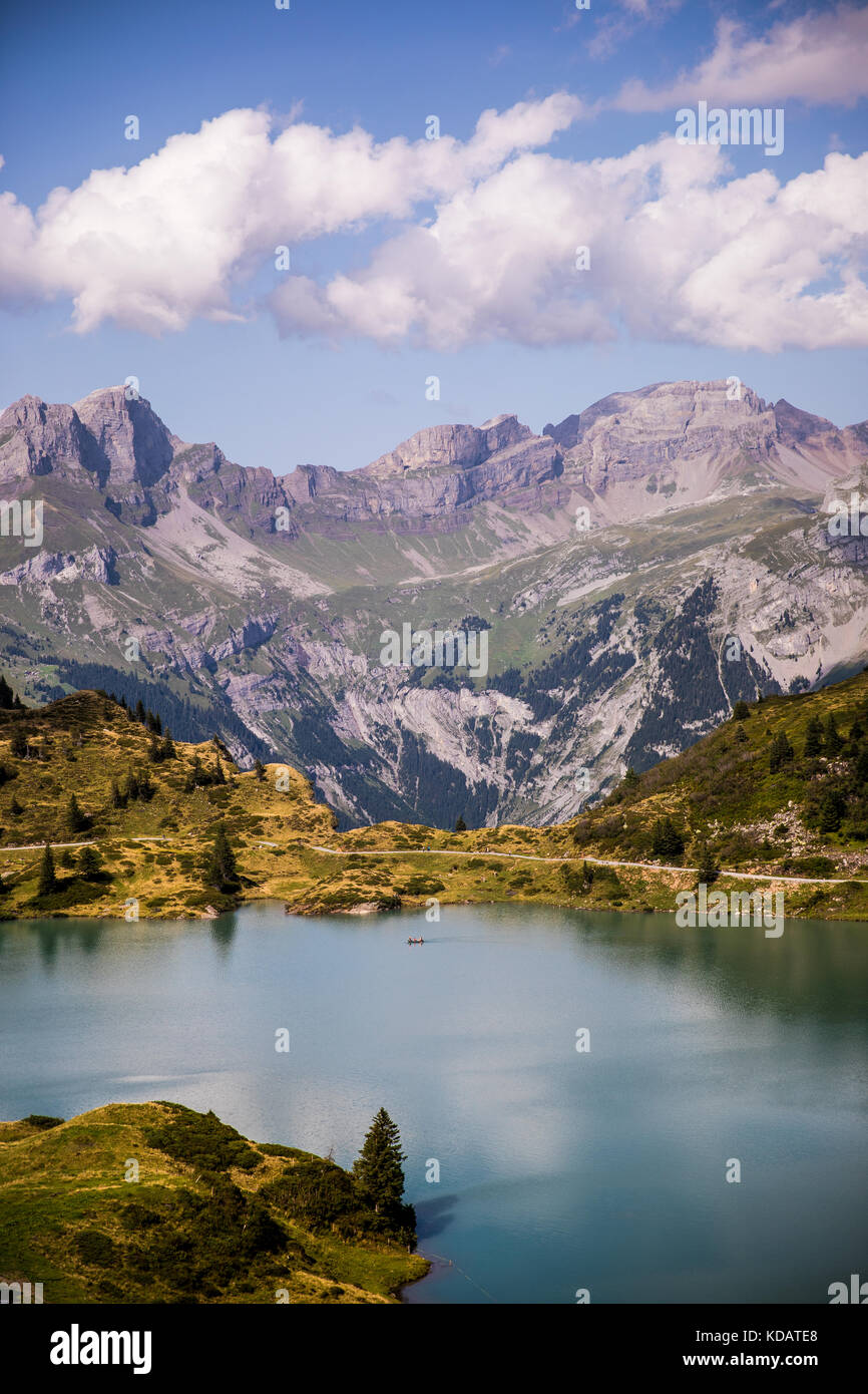 Escursioni nei pressi del Trübsee nell'Oberland Bernese. Più in alto sono Titlis e Jochpass, più in basso è la città di Engelberg. Foto Stock