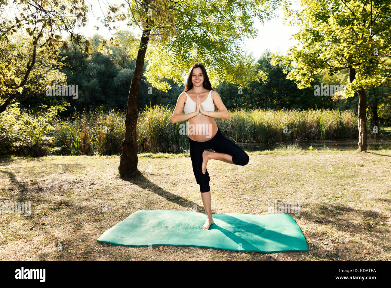 Energia spirituale donna in gravidanza la pratica dello yoga Foto Stock