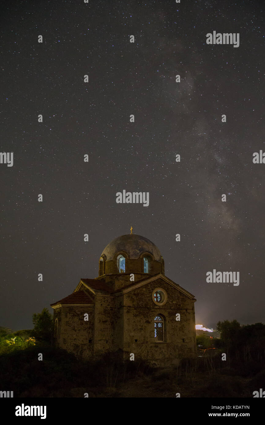 Preparare e ottenere una notte di sparare al galaxy avente davanti a una chiesa e utilizzando il mio treppiede e il mio fedele canon 6d. Foto Stock