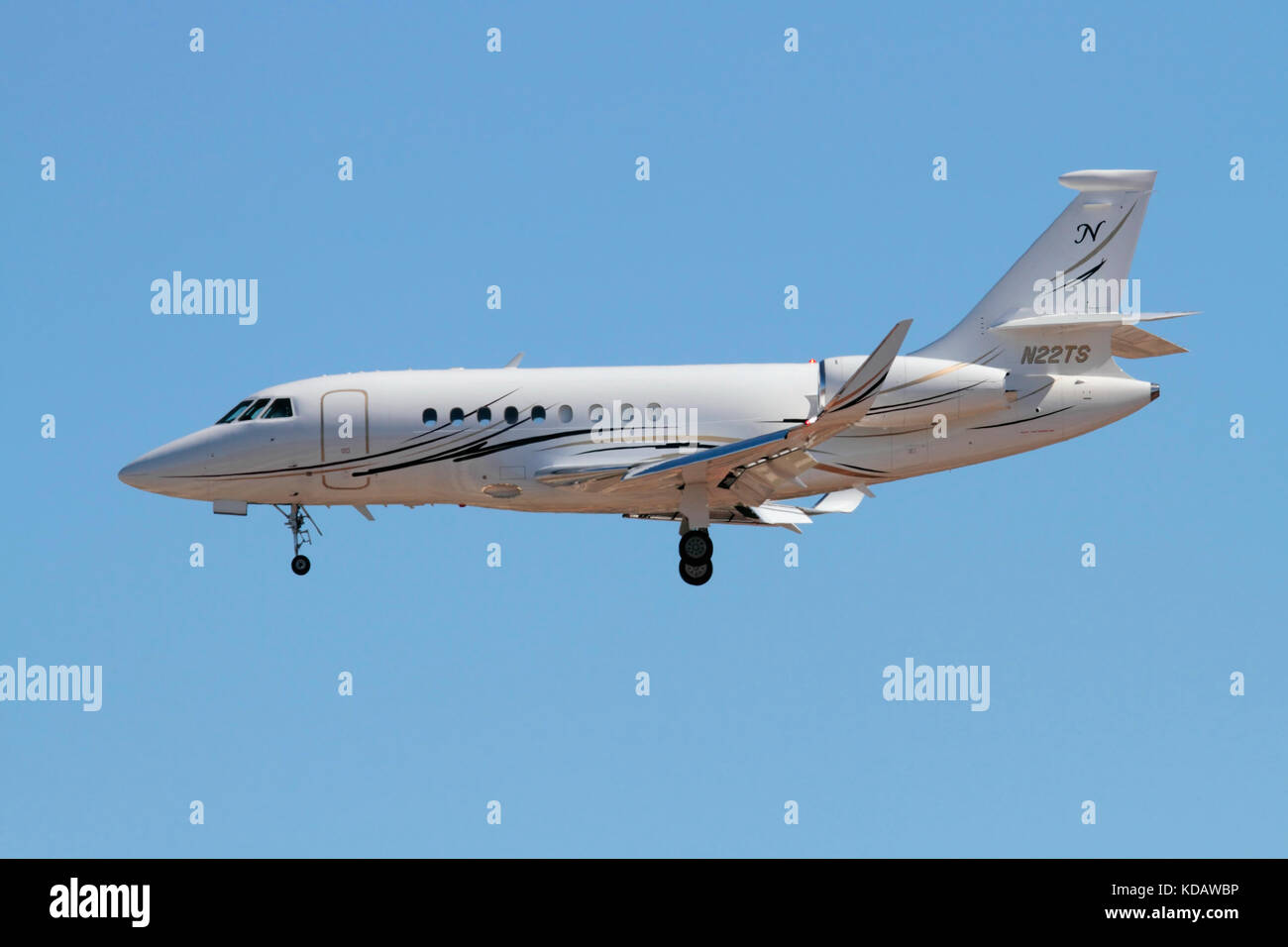 Corporate Aviation. Dassault Falcon 2000 business jet in avvicinamento Foto Stock