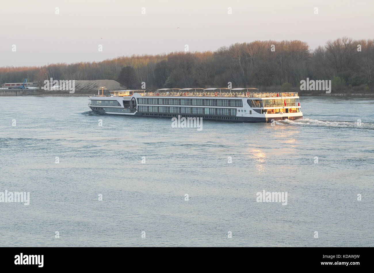 Nave turistica sul fiume Danubio la mattina presto Foto Stock
