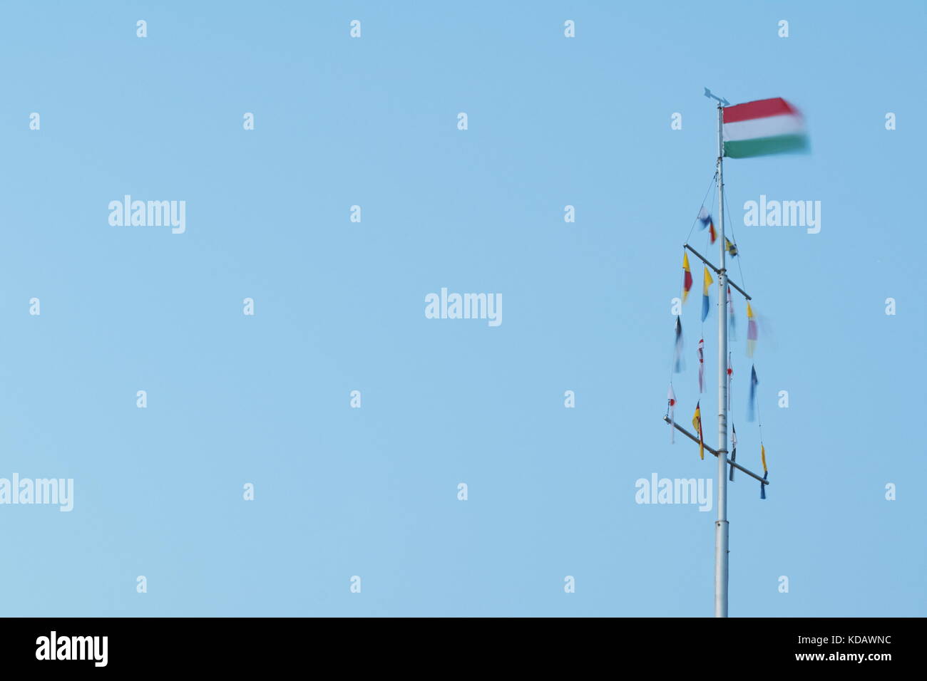 Bandiera ungherese sul pennone al blue ora una lunga esposizione Foto Stock