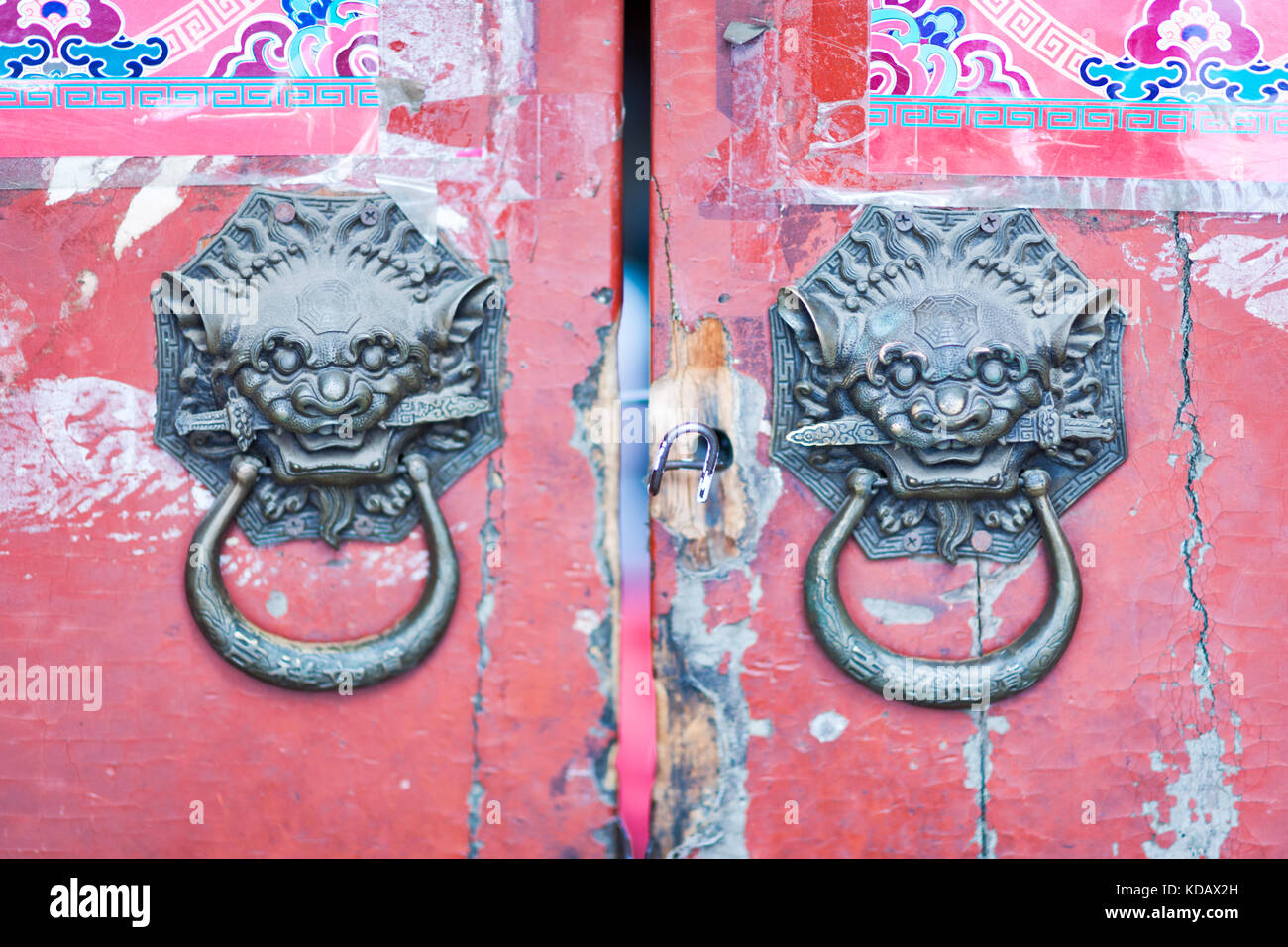 Classico Cinese leone di bronzo testa porta respingente al vicolo hutong di Pechino, Cina Foto Stock