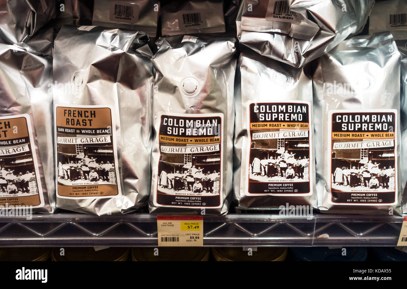Sacchetti di alluminio di chicchi di caffè di qualità in vendita presso Gourmet Garage, un supermercato a SoHo a New York City Foto Stock