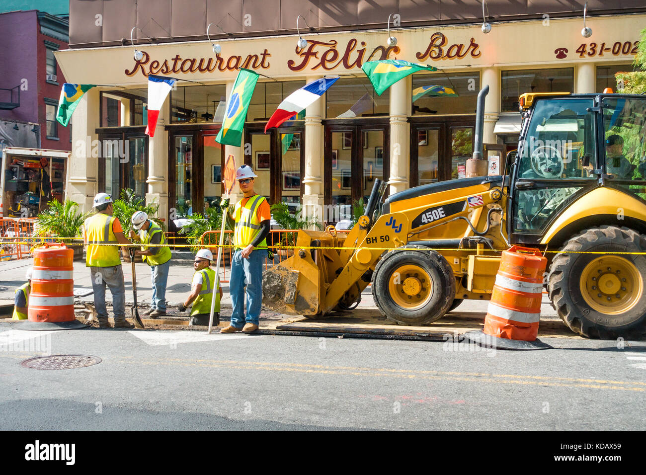 Lavoratori edili che riparano le infrastrutture di fronte al bar ristorante Felix a SoHo a New York City Foto Stock