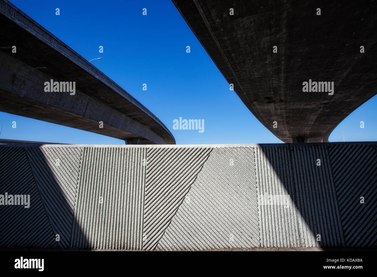 Sotto i 105 freeway accanto al fiume di Los Angeles, Long Beach, California, Stati Uniti d'America Foto Stock