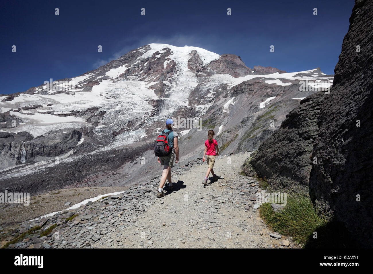 Escursione madre e figlia sullo Skyline Trail a Glacier Vista, Mount Rainier National Park, Washington, USA Foto Stock
