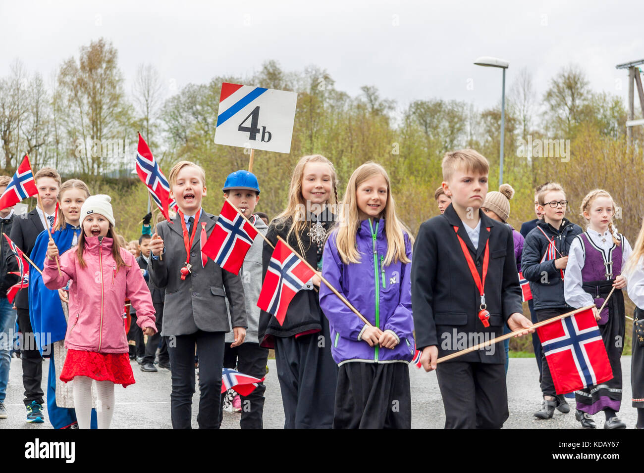 Verdal, Norvegia - 17 maggio 2017: giornata nazionale in Norvegia. norvegesi alla celebrazione tradizionale e la sfilata in maggio 17, 2017 in verdal. persone su parde essere Foto Stock