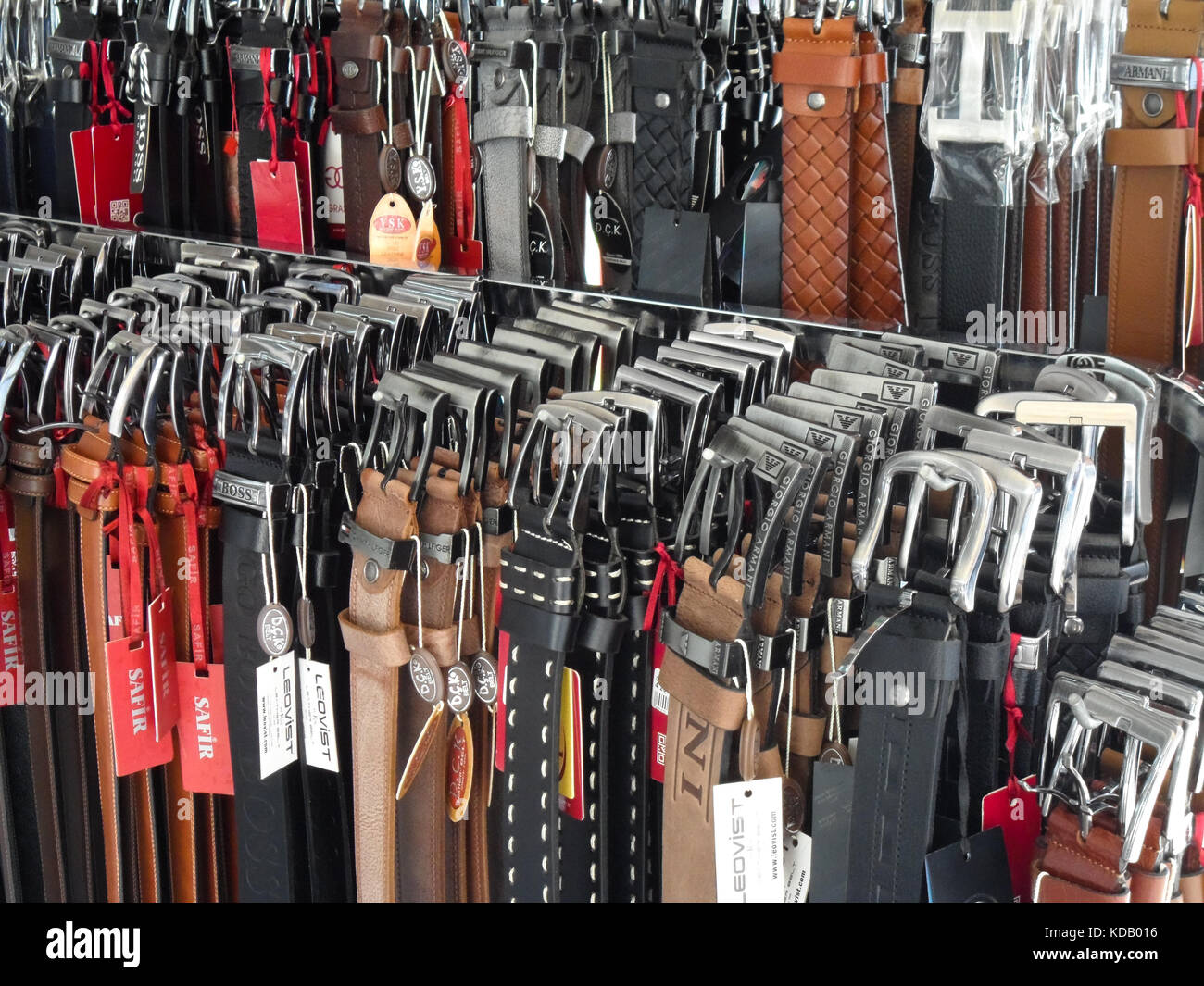 Un negozio display del mens in pelle e plastica cinture dei pantaloni, Icmeler, la Turchia, l'Europa. Foto Stock
