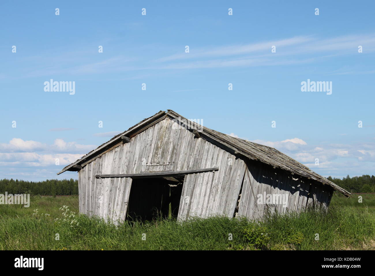 Lone fienile nel campo Foto Stock