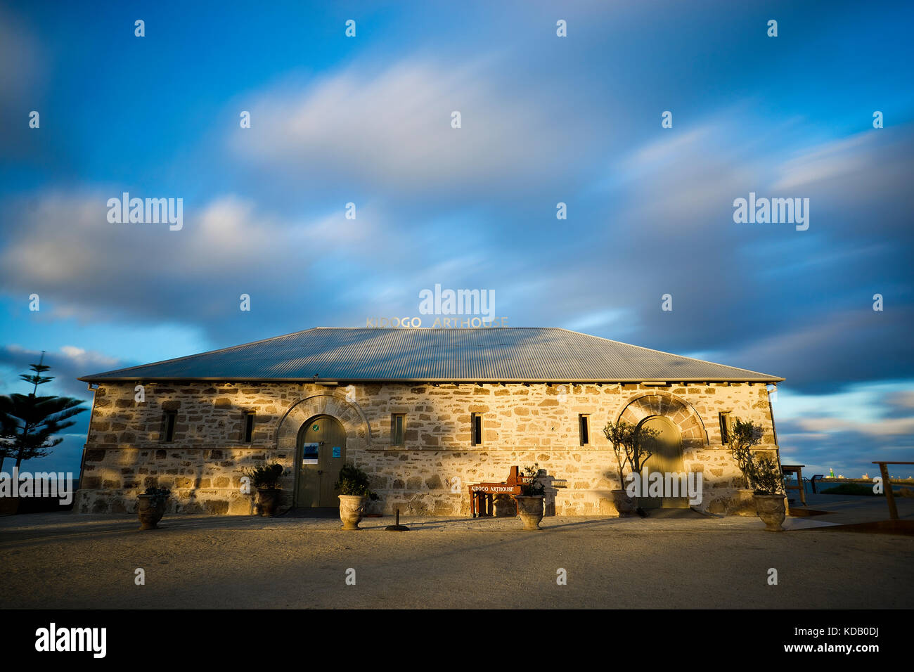 Kidogo art house bagnanti fremantle sulla spiaggia al tramonto Foto Stock