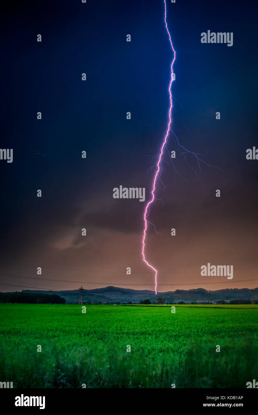 Temporale con un fulmine nel prato verde. Composizione della natura Foto Stock