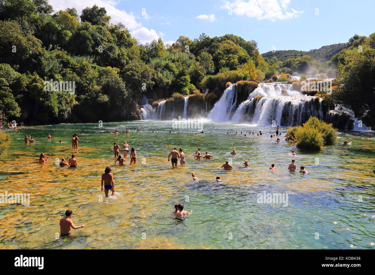 La folla di turisti facendo il bagno nelle acque di Skradinski buk cascate di Krka parco nazionale in Croazia Foto Stock