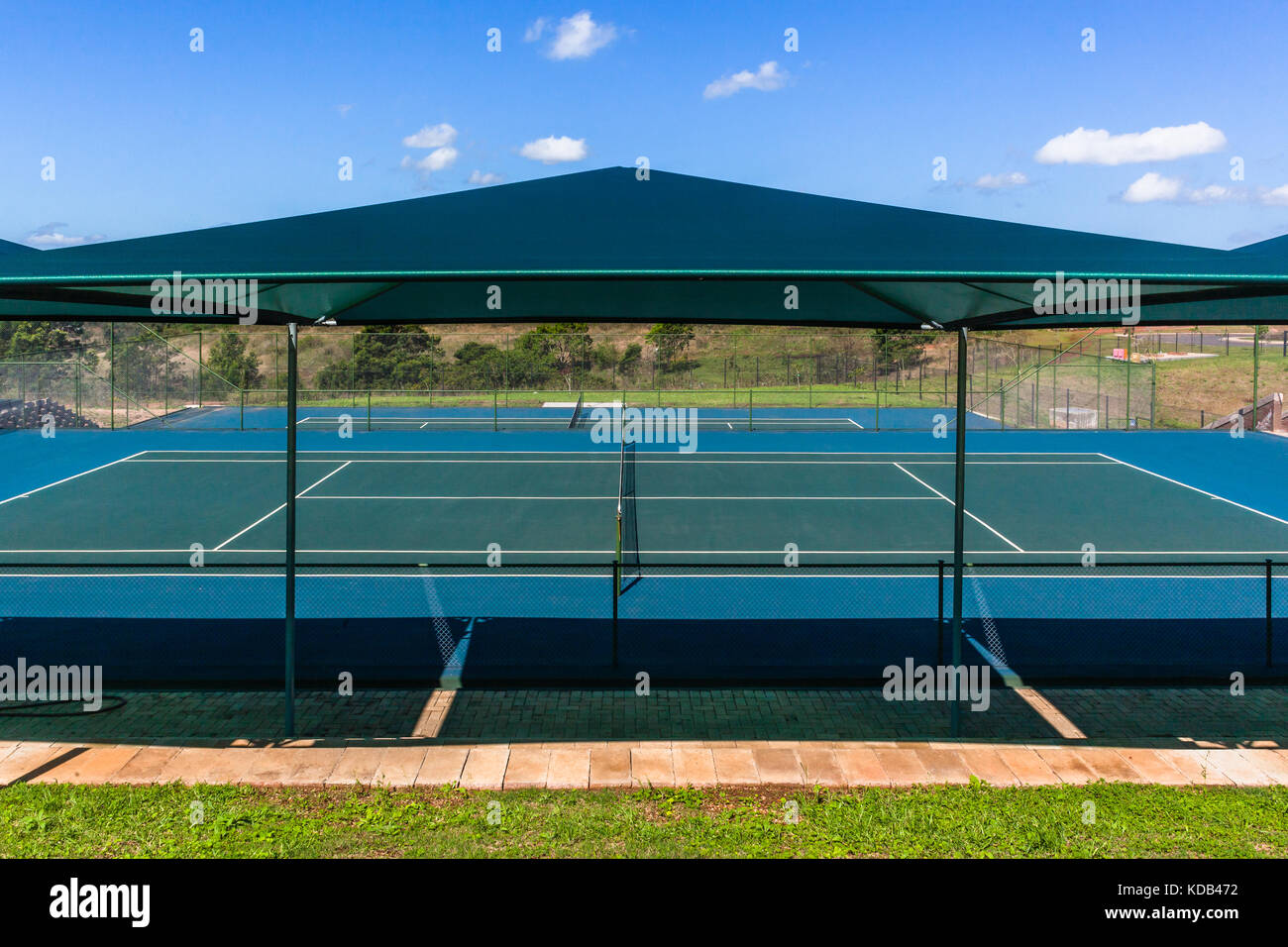 Campi da tennis all'aperto estate spettatore posti a sedere con ombra tende da sole foto. Foto Stock