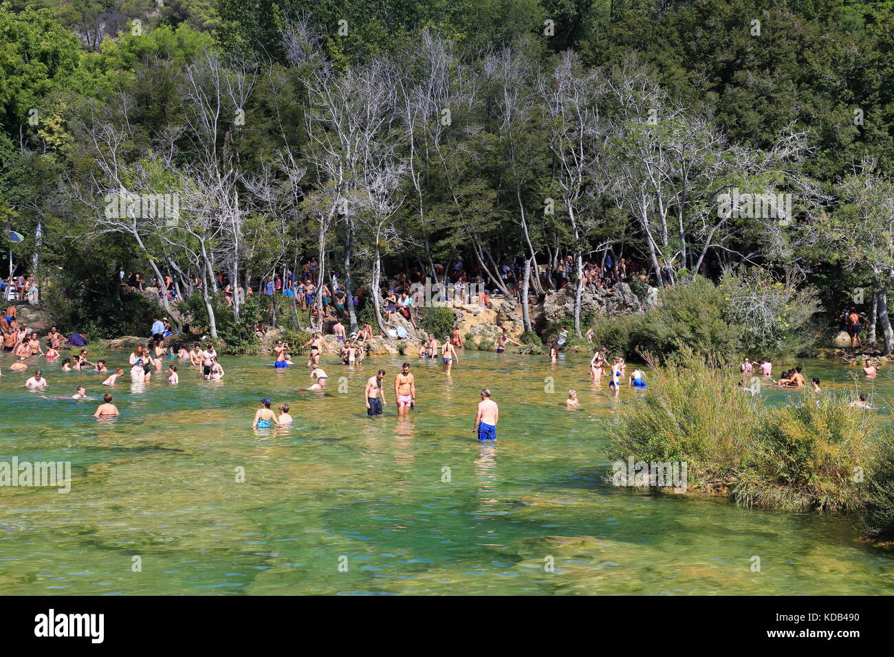 La folla di turisti facendo il bagno nelle acque di Skradinski buk cascate di Krka parco nazionale in Croazia Foto Stock