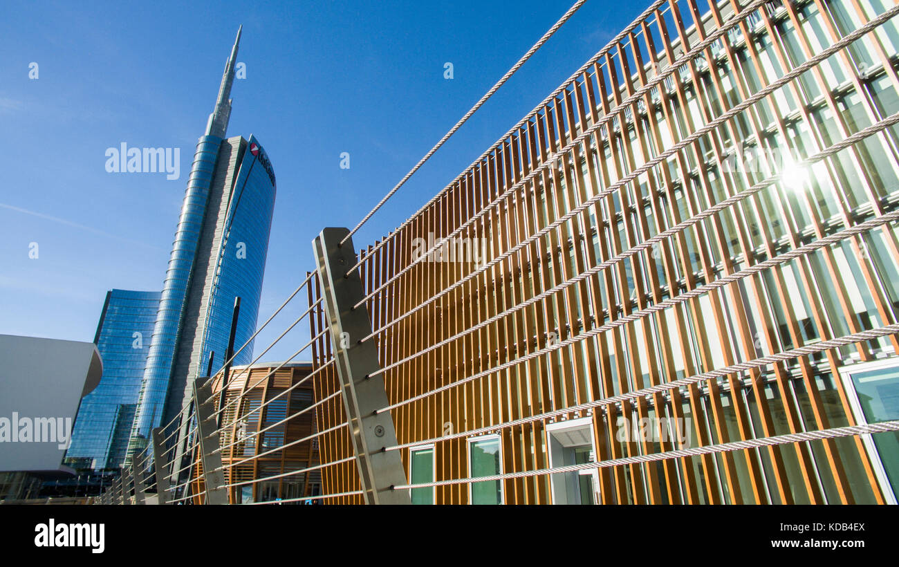 Torre UniCredit e Padiglione Unicredit visti dal ponte pedonale alla fine di piazza Alvar Aalto. Milano, Italia. Foto Stock