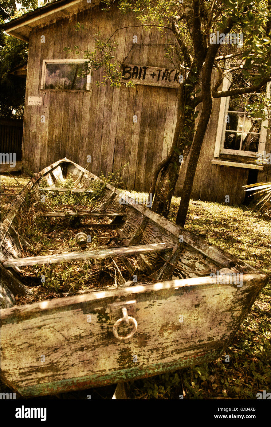 Abbandonato il vecchio shack con barca rotto Foto Stock