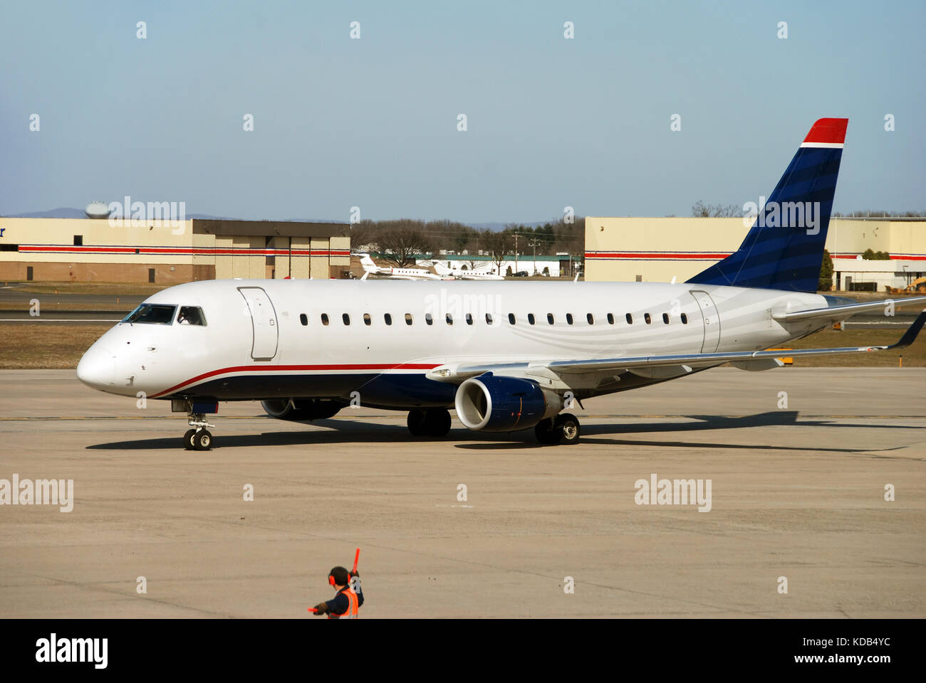 Moderno aereo jet avvicina gate terminale Foto Stock