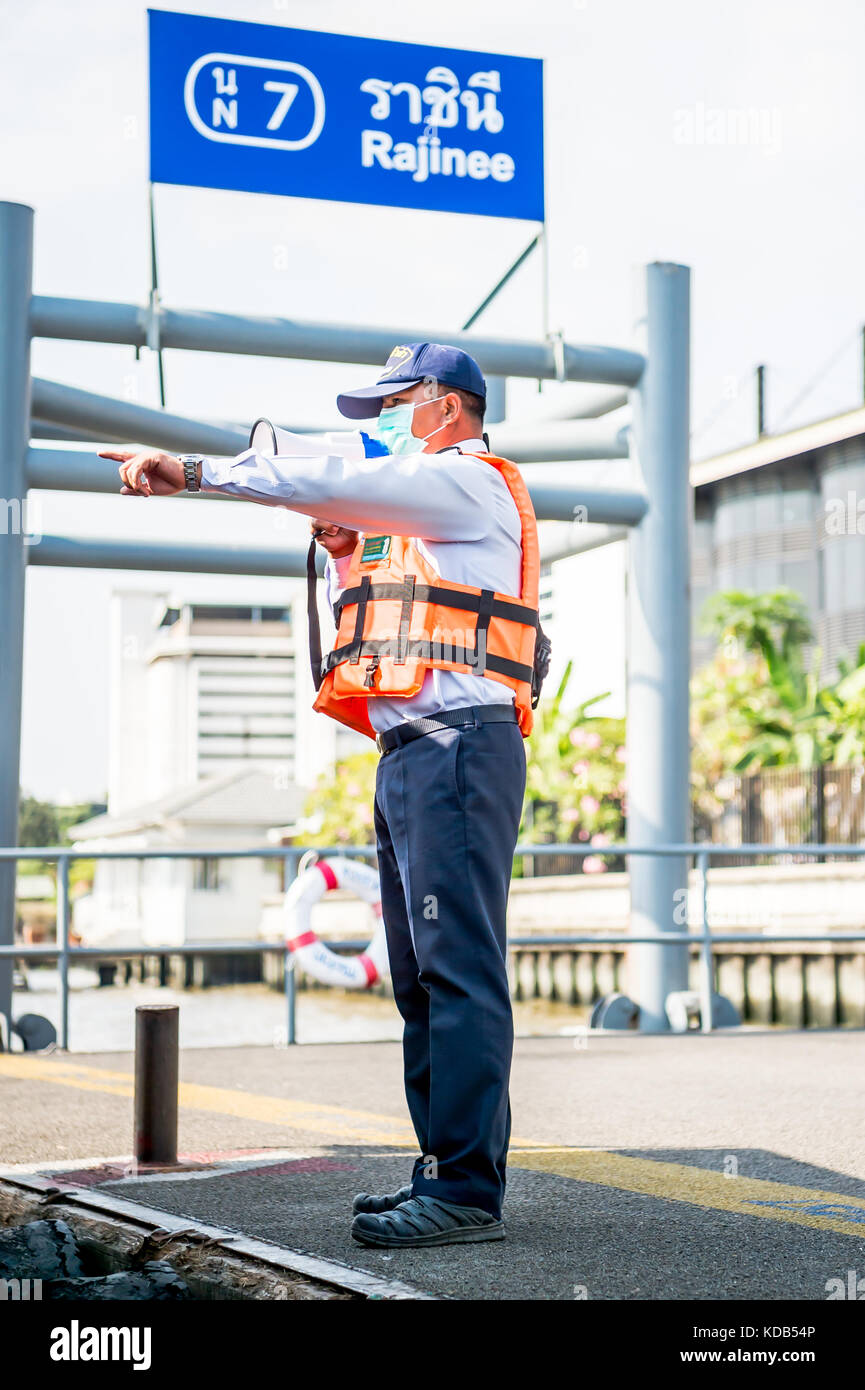 Una porta guide ufficiali di turisti e locale thailandese pendolari su on e off il traghetto che corre il fiume Chao Phraya a Bangkok in Tailandia. Foto Stock