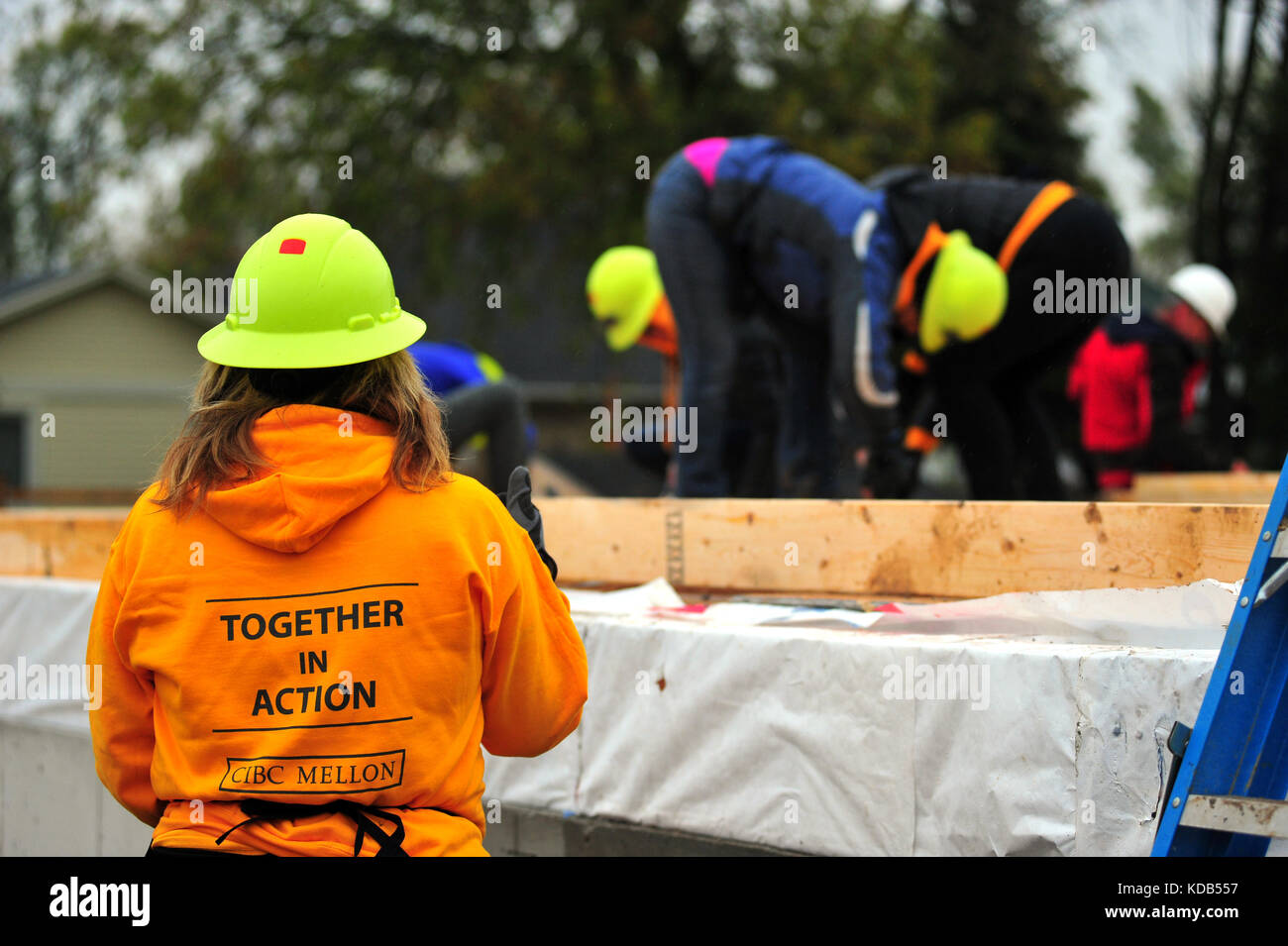 Un gruppo della comunità la costruzione di una casa per Habitat for Humanity in Canada. Foto Stock