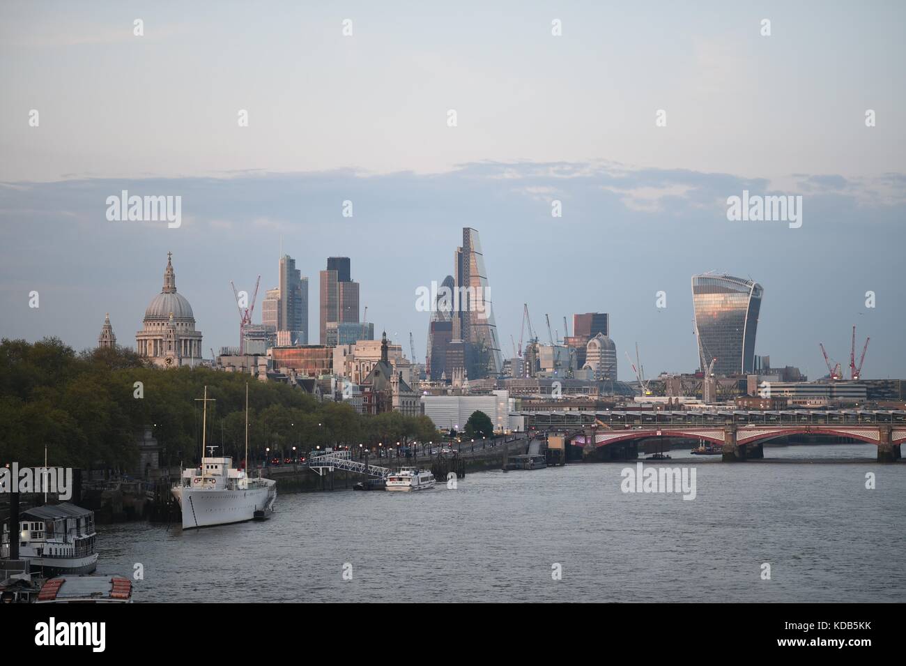 Lo skyline di Londra di notte Foto Stock