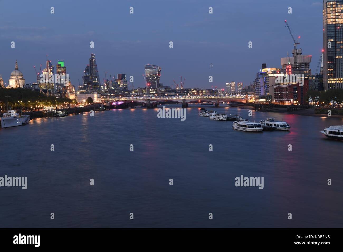 Lo skyline di Londra di notte Foto Stock