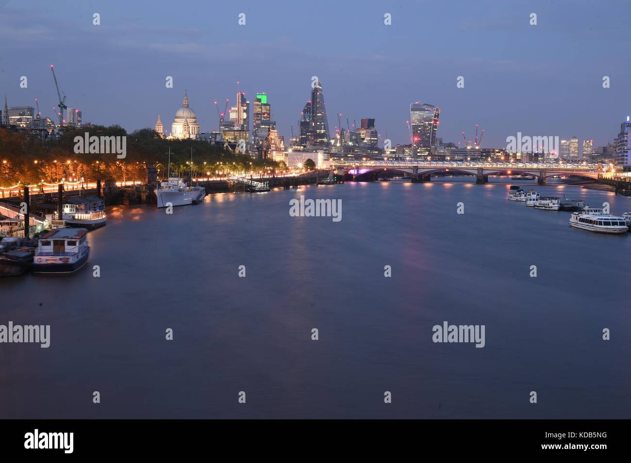 Lo skyline di Londra di notte Foto Stock