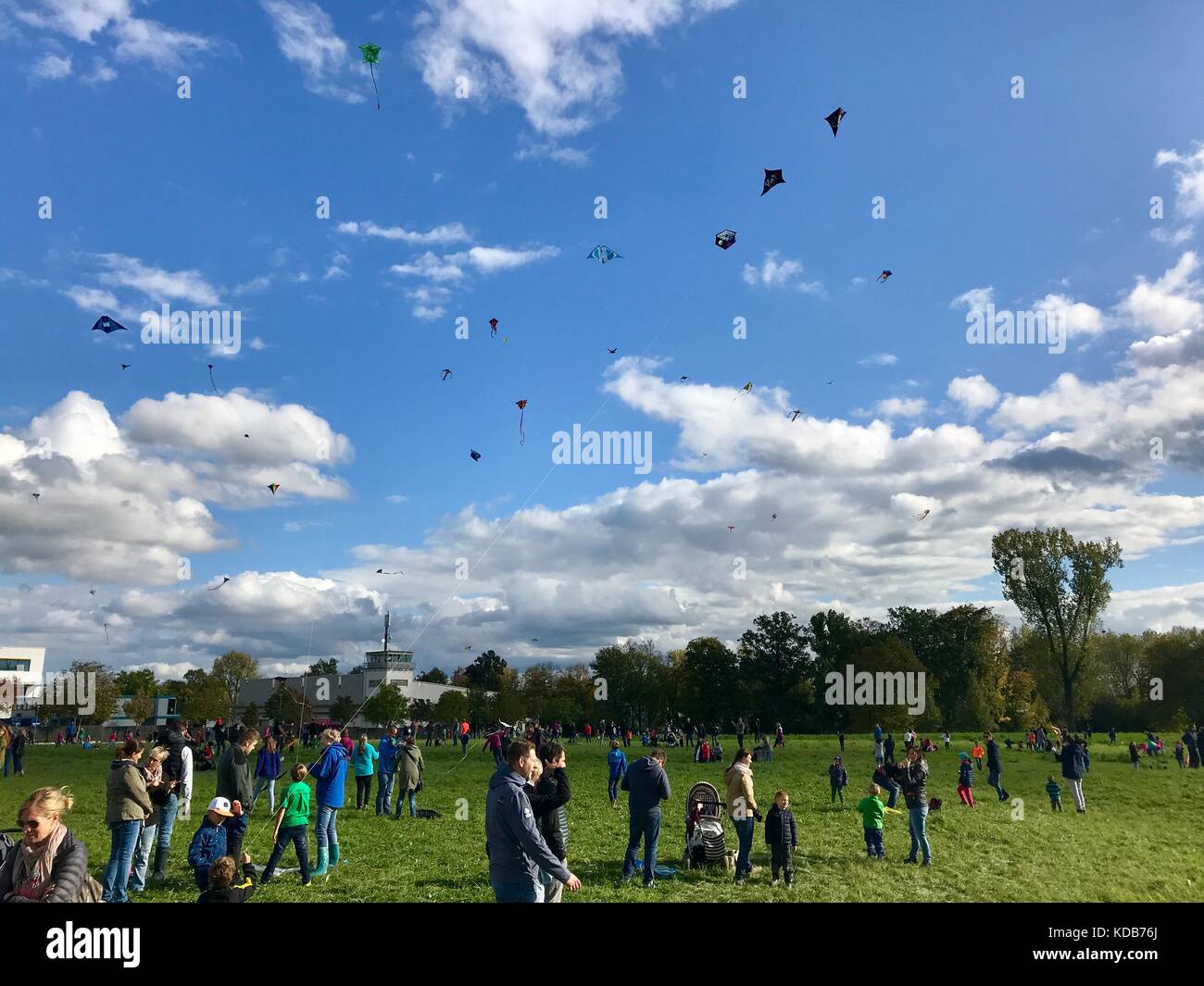 Novedrate, Germania - 3 ottobre 2017: centinaia di aquiloni sono volare nel cielo durante il kite festival sulla riunificazione tedesca giorno al scharn Foto Stock