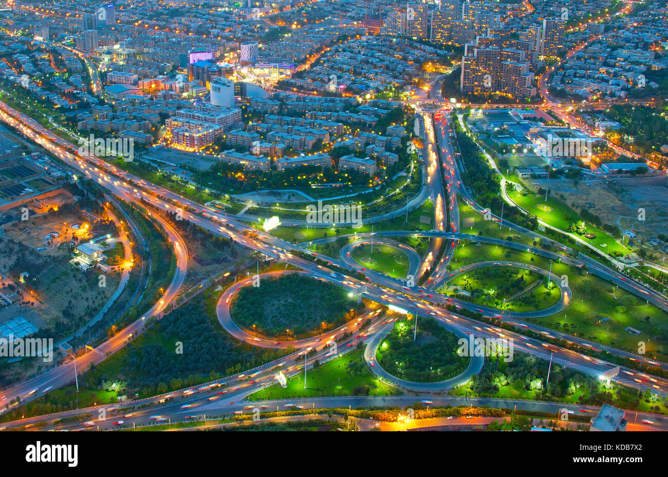 Vista aerea di un cavalcavia a Tehran al tramonto. iran Foto Stock