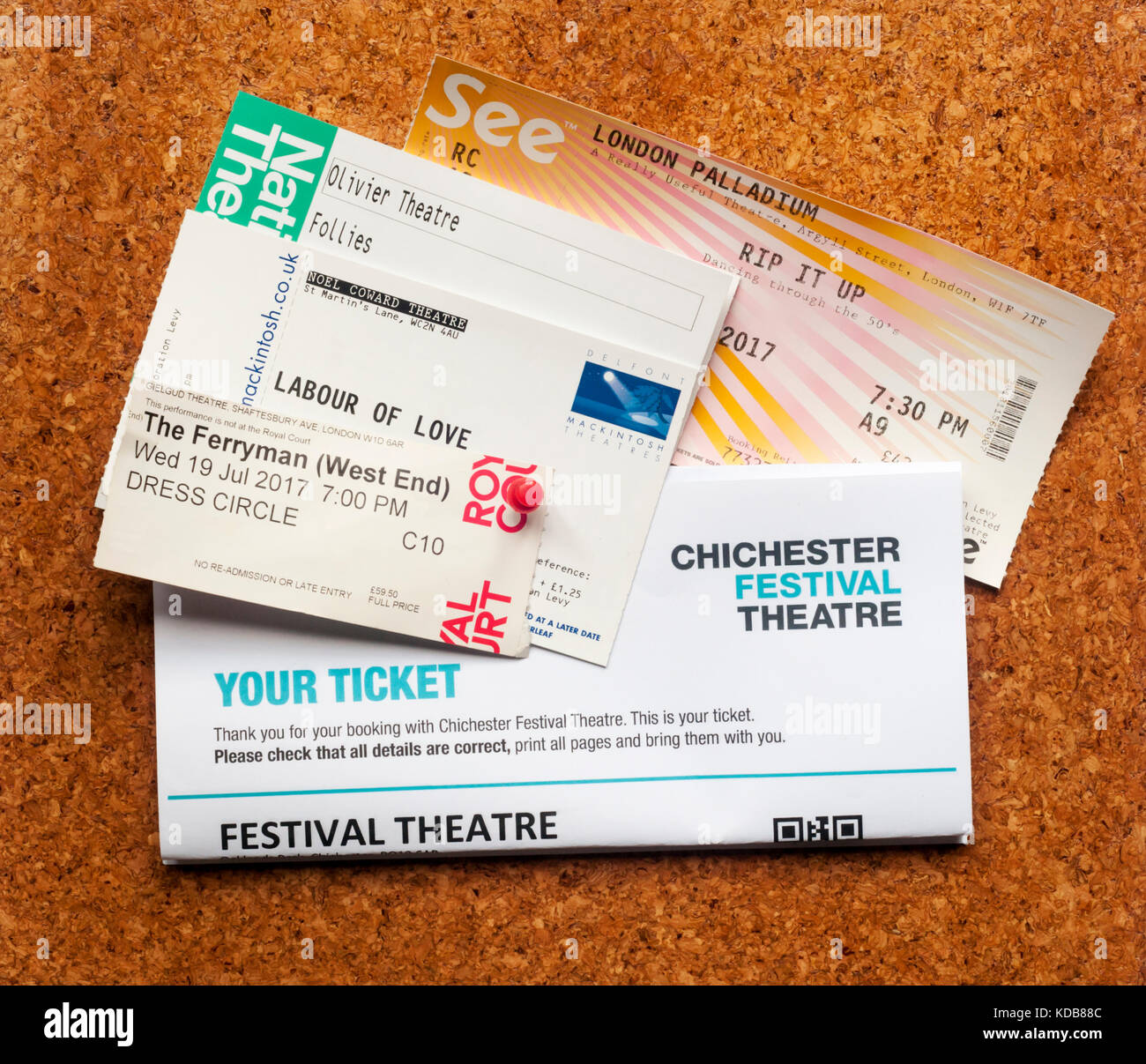 Una selezione di biglietti di teatro imperniato ad una bacheca. Foto Stock