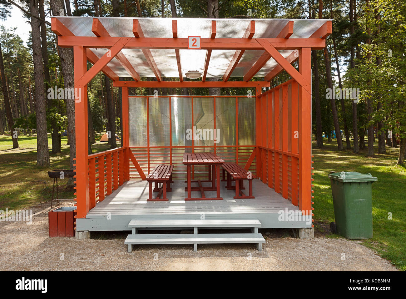 Casa picnic presso il campeggio con tavolo in legno e panca Foto Stock