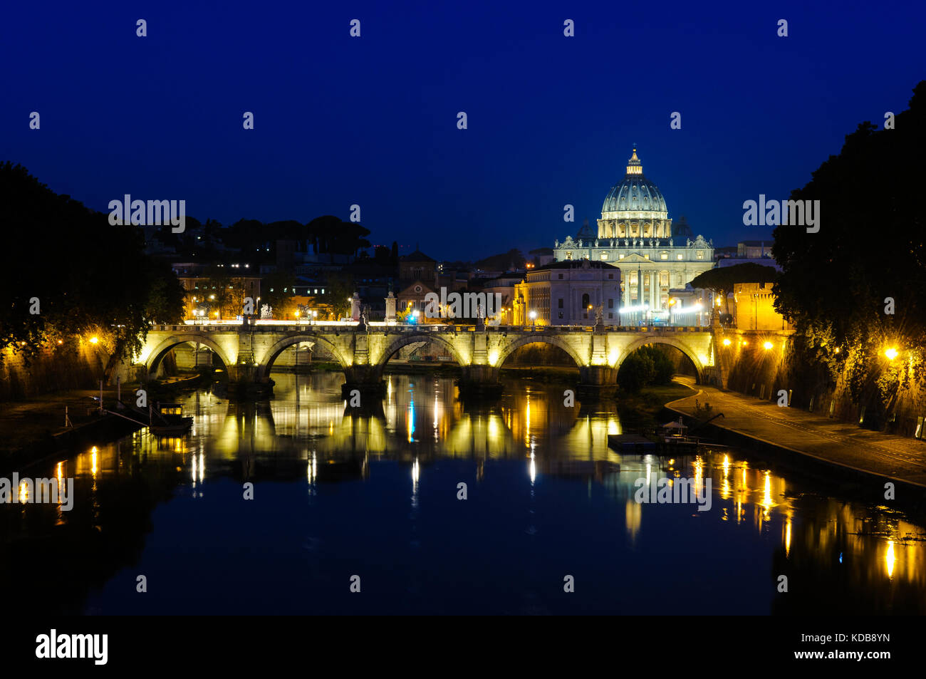 Basilica di San Pietro si vede da Umberto I° ponte all'alba Foto Stock