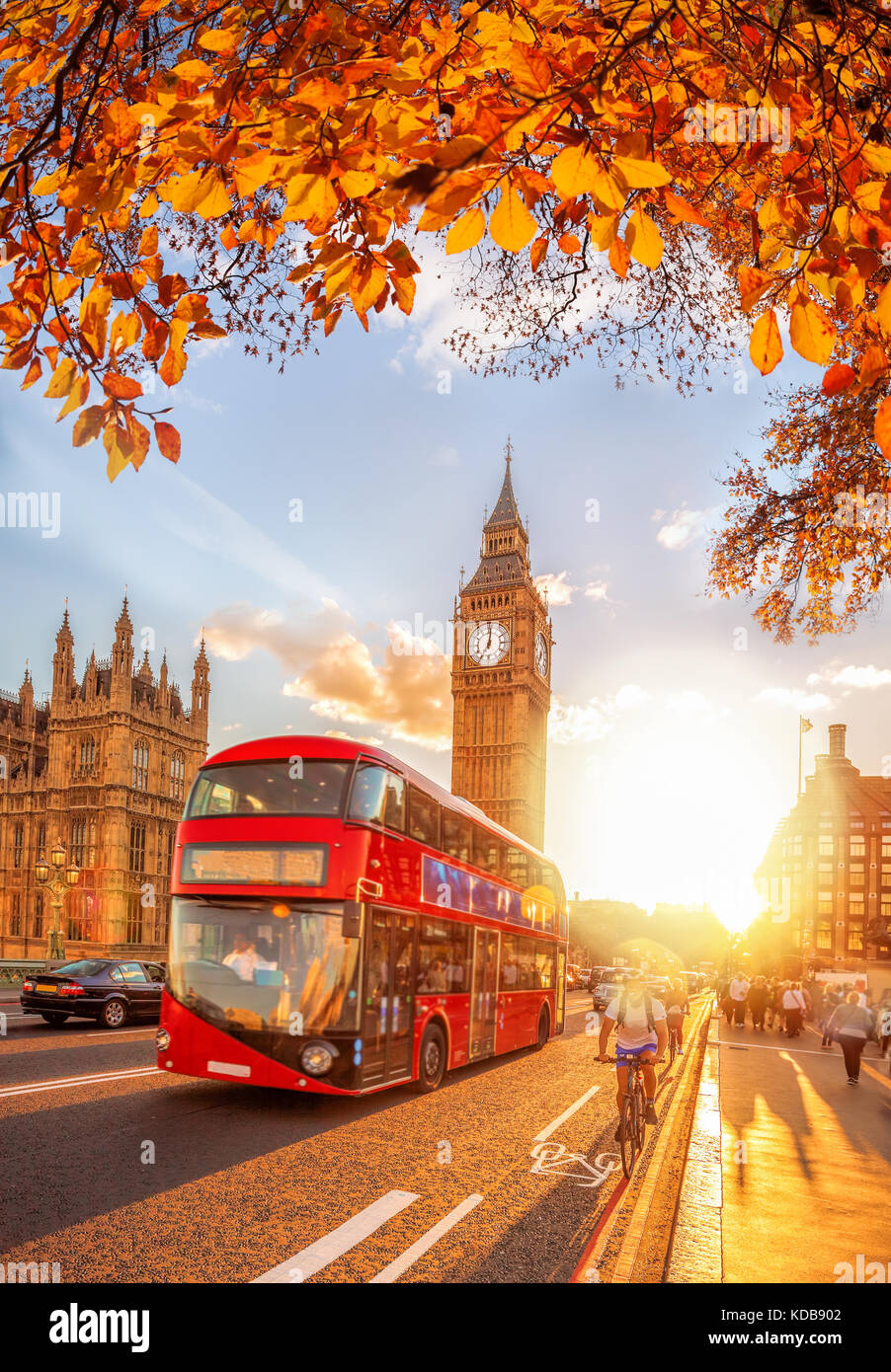 Gli autobus con foglie di autunno contro il big ben a Londra, Inghilterra, Regno Unito Foto Stock