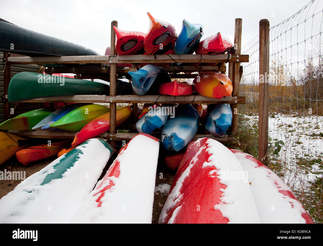 Un gruppo di kayak o canoa messo via per l'inverno Foto Stock