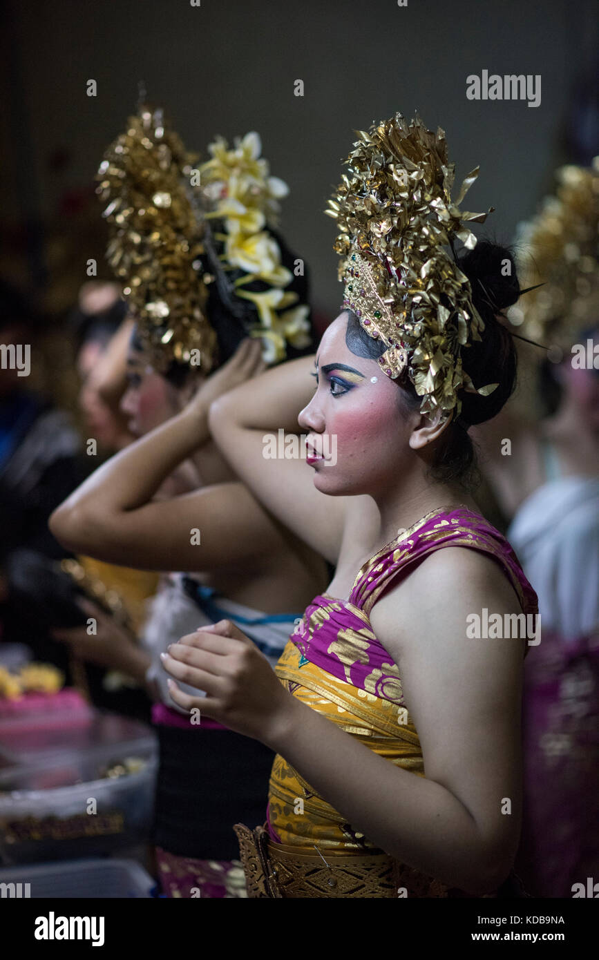 Un gruppo di donne logong ballerini prepararsi al dietro le quinte prima dello spettacolo in Ubud, Bali, Indonesia. Foto Stock