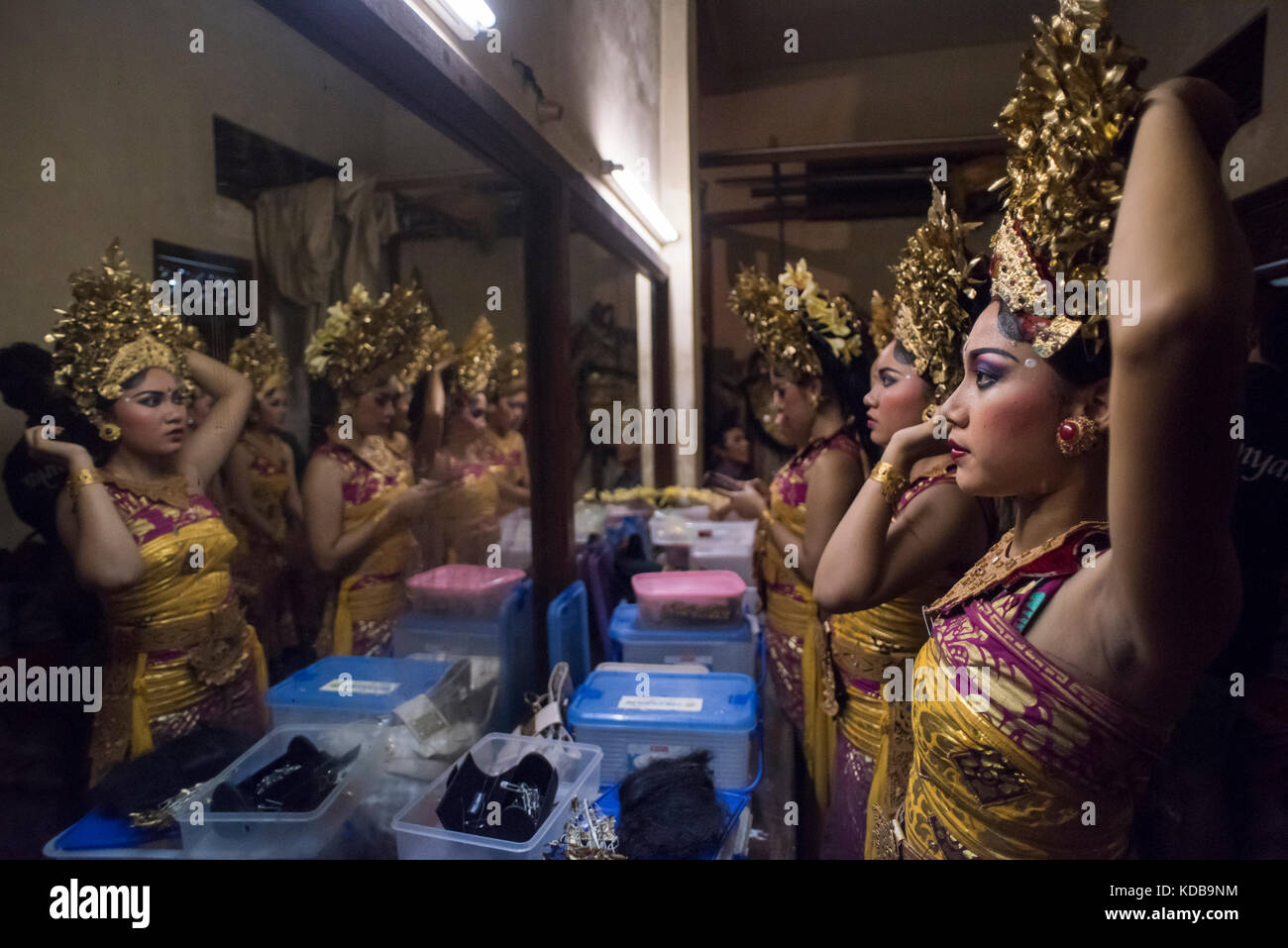 Il tradizionale design balinese legong ballerini prepararsi al dietro le quinte prima dello spettacolo, Ubud, Bali, Indonesia. Foto Stock