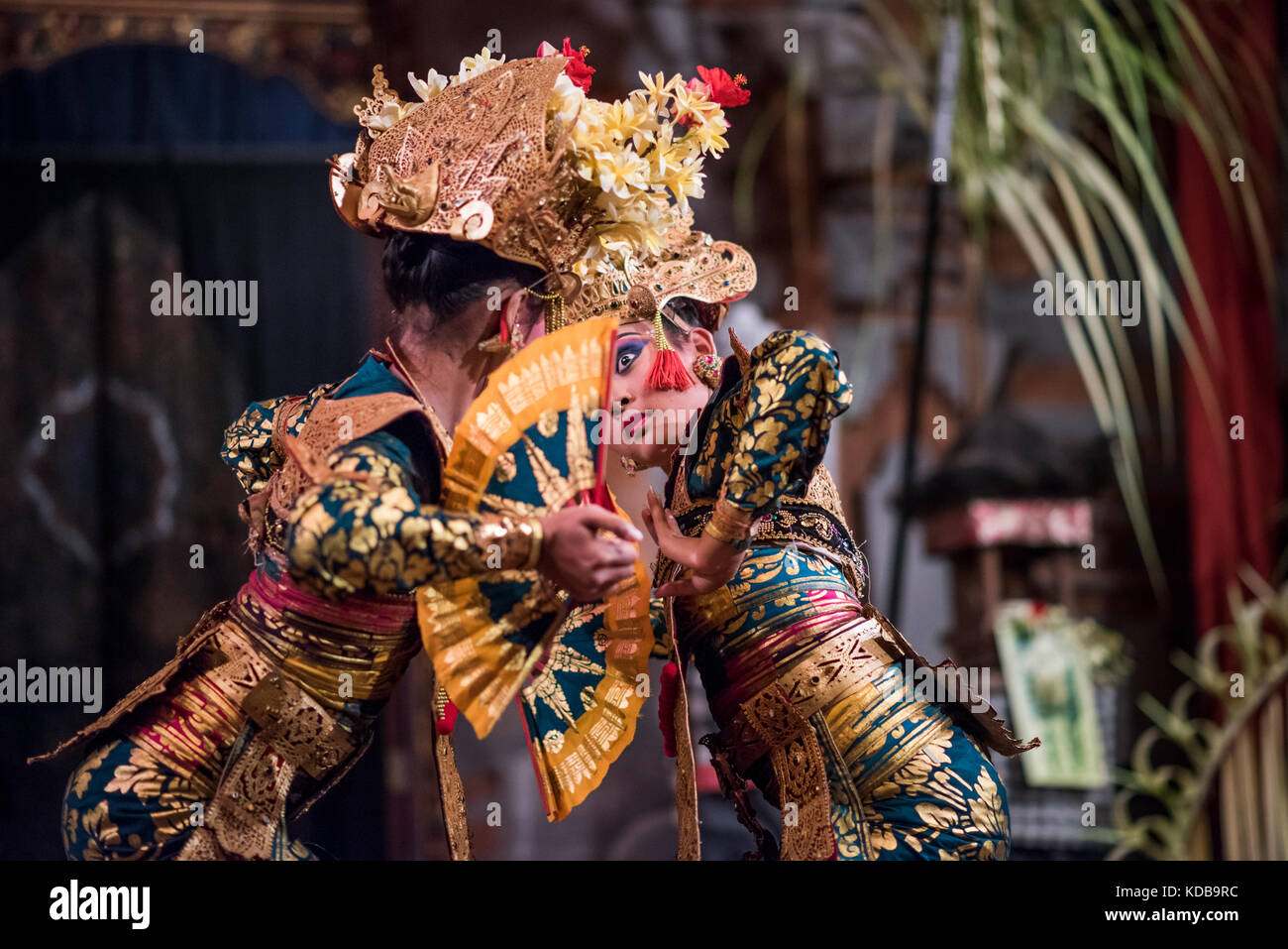 Il tradizionale design balinese legong ballerini eseguono in un teatro in Ubud, Bali, Indonesia. Foto Stock