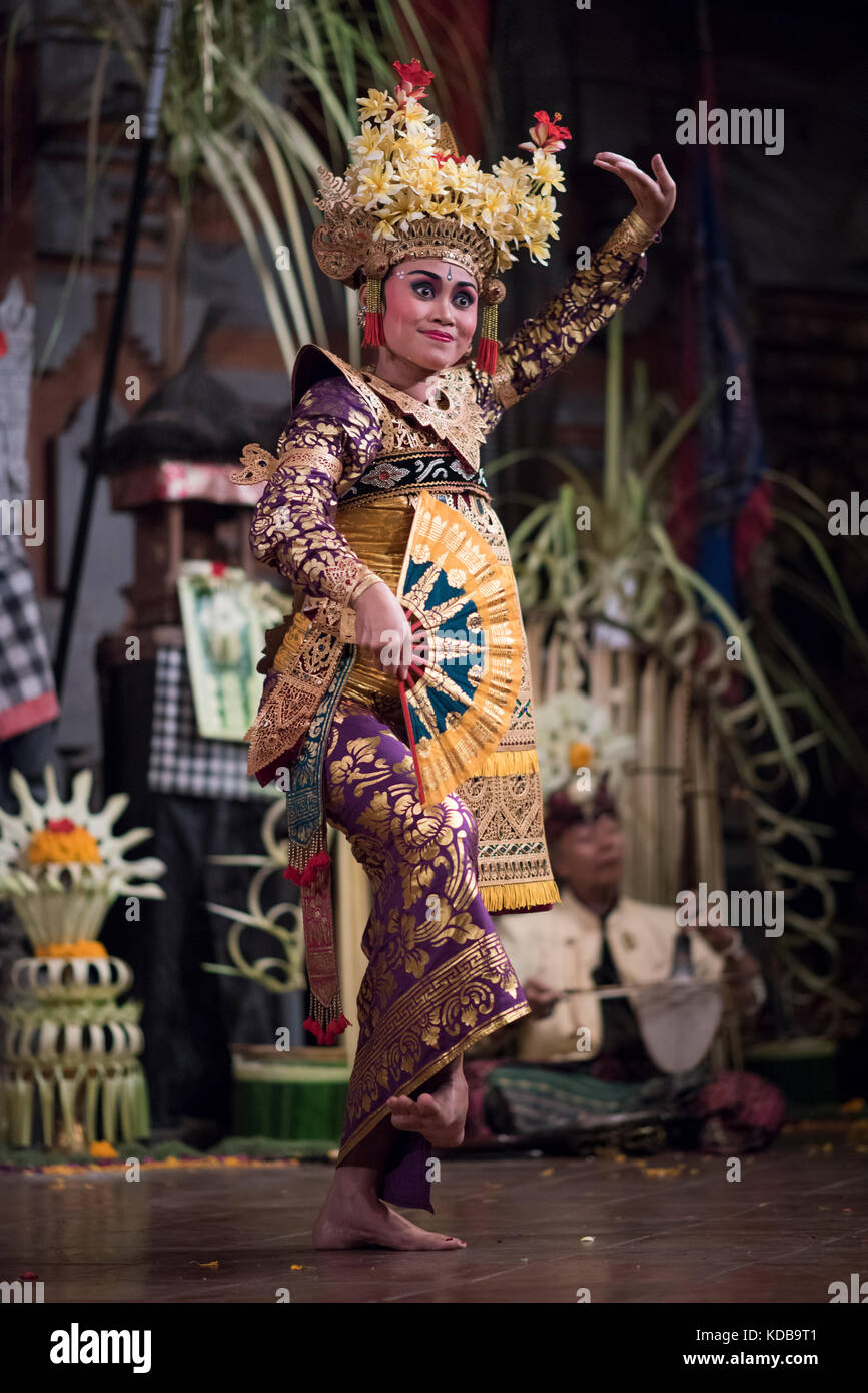 In stile balinese tradizionale ballerino legong esecuzione in un teatro in Ubud, Bali, Indonesia. Foto Stock