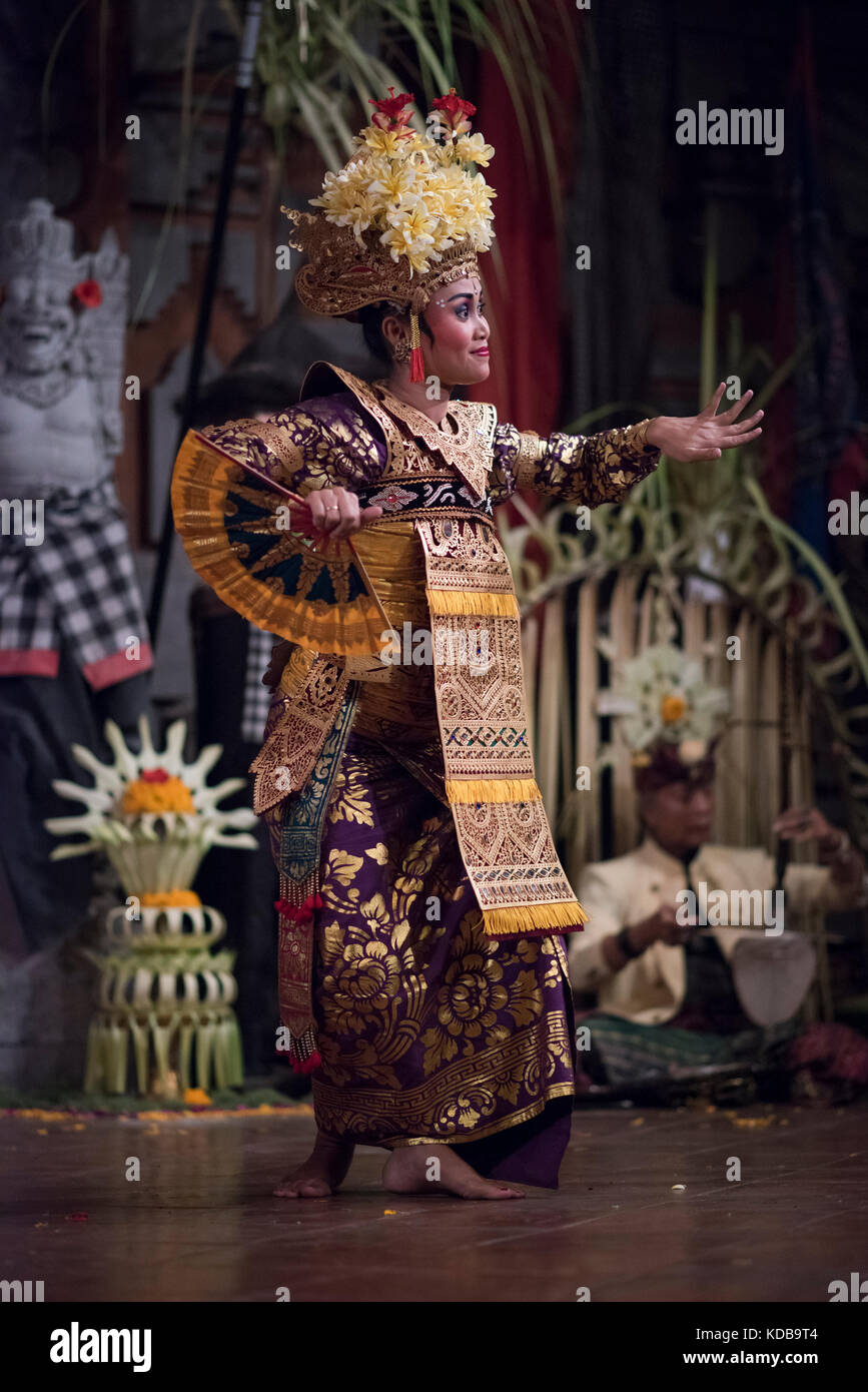 In stile balinese tradizionale ballerino legong esecuzione in un teatro in Ubud, Bali, Indonesia. Foto Stock